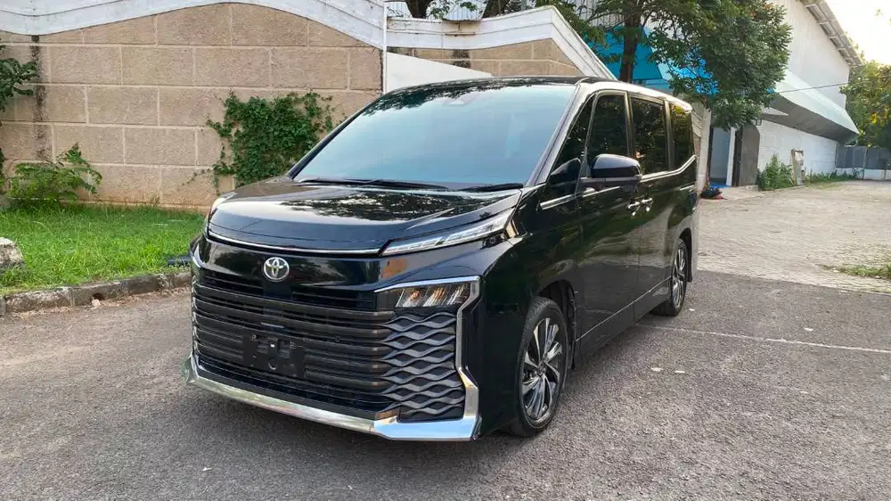 Toyota Voxy 2023