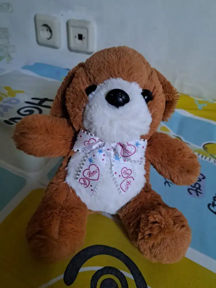 Boneka beruang cokelat