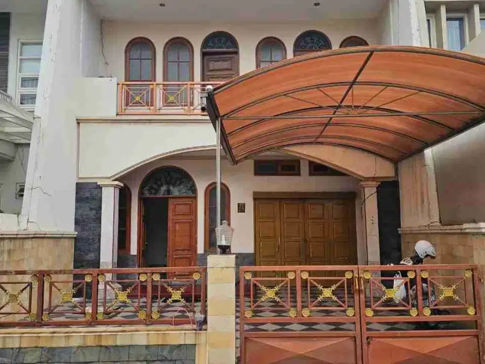 Dijual Rumah di Raya Boulevard Nirwana Eksekutif