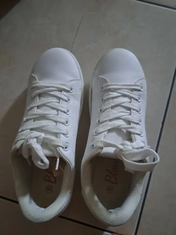 Sepatu putih wanita merk blow