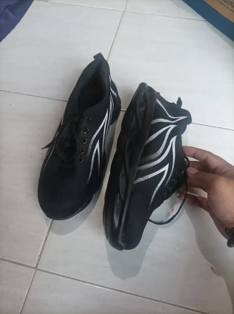 sepatu sneaker pria