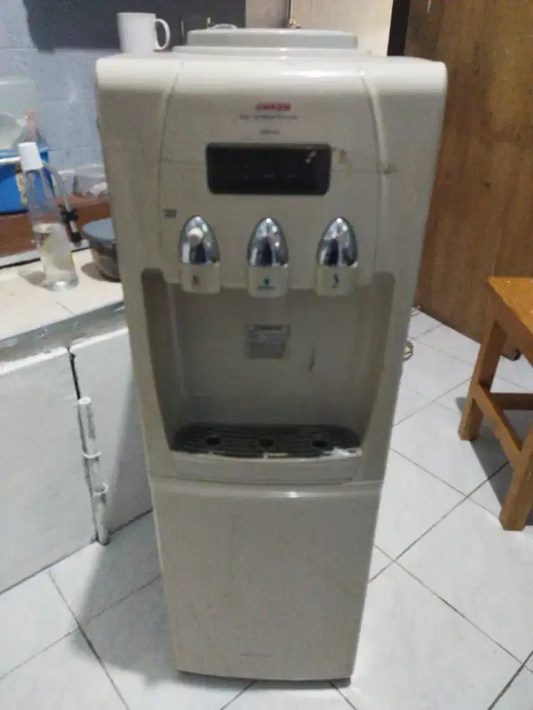 .Dispenser galon bawah merek sanken HWD765