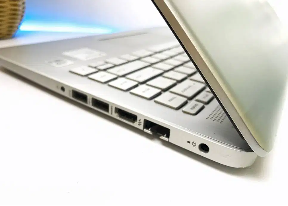 Laptop HP 14s core i3 Ram 8gb Ssd 512gb bodi mulus bekas pemakaian cew