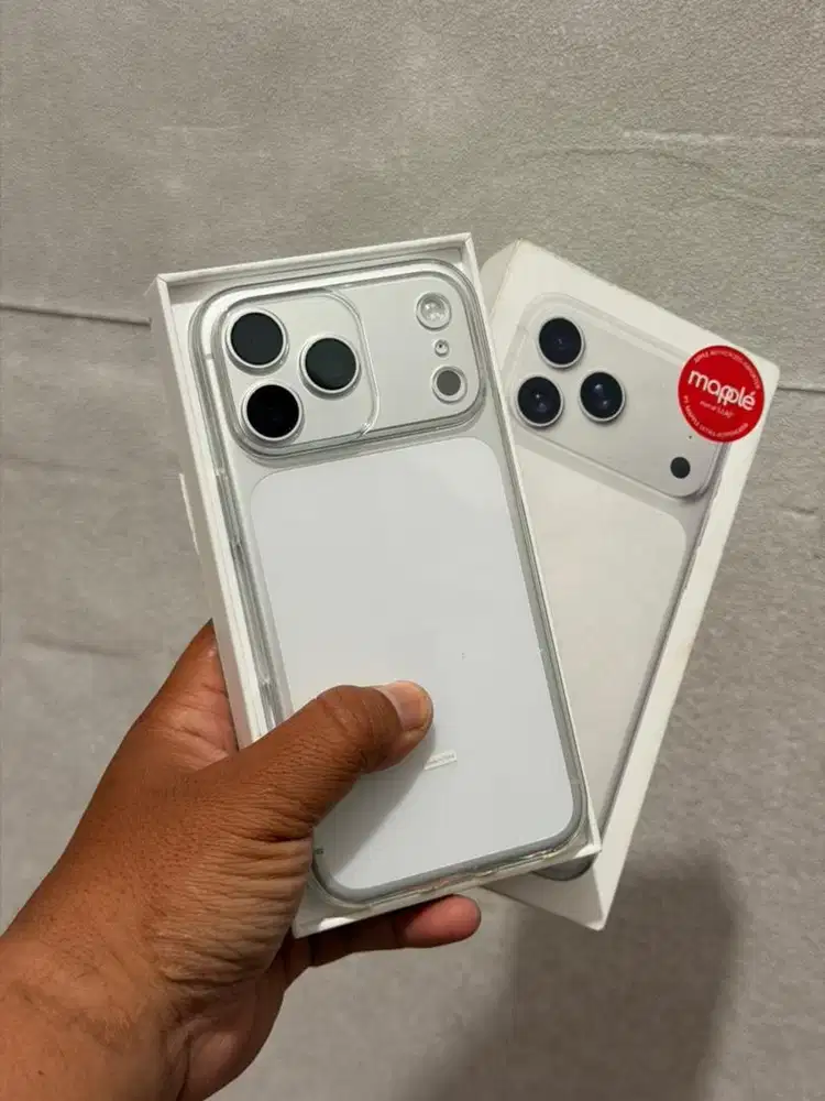Iphone 17 pro max 256gb silver masih baru hanya buka segel doang