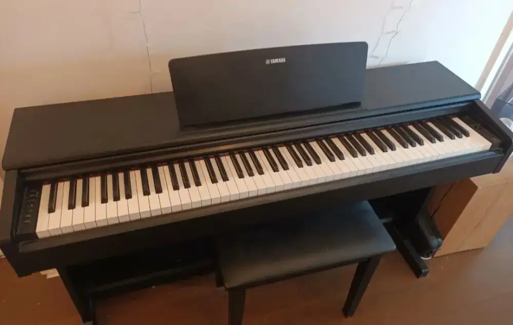 Piano yamaha ydp 144 like new
