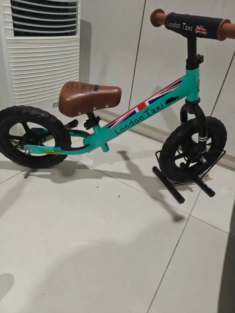 Preloved balancing bike anak London taxi