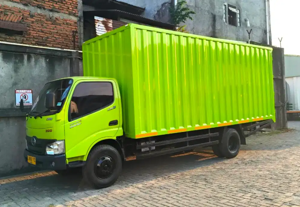Dijual truk bok Hino 6 roda long cdd 136HDL box besi 2023