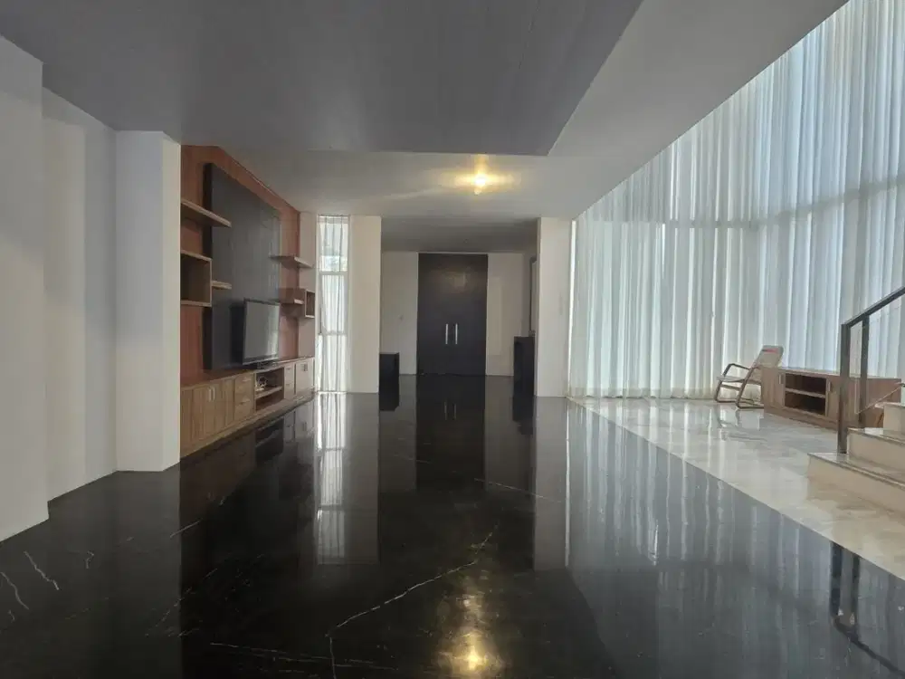 Disewakan Townhouse di Kemang. Semi Furnished, Keamanan 24 Jam