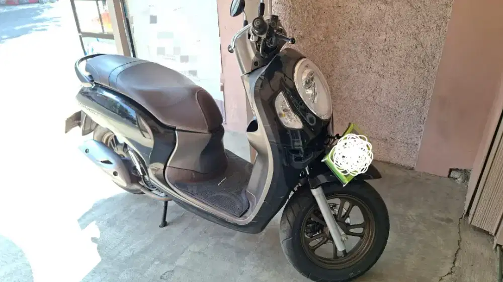 SCOOPY PRESTIGE HITAM 2022