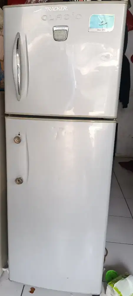 Kulkas 2 pintu merk Toshiba Glacio
