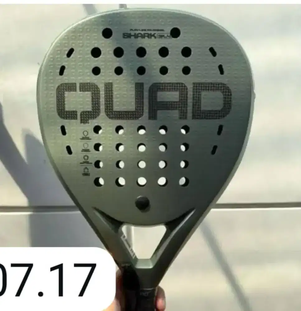 Raket padel dan bola nya