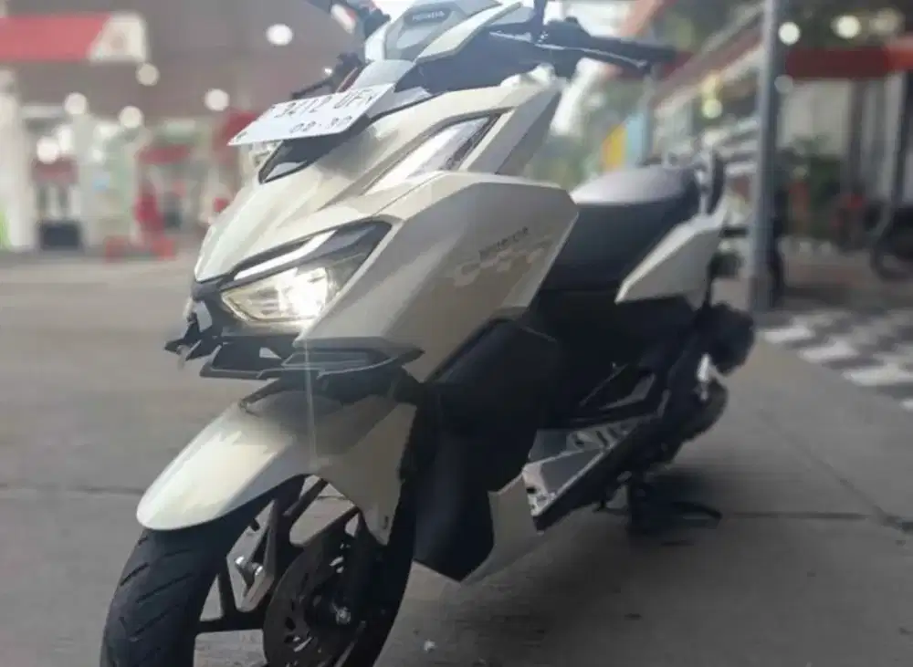 Honda Vario 160 SP white