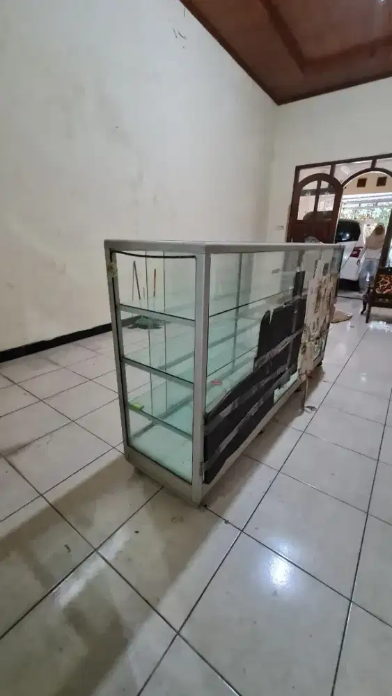 Etalase kaca panjang 2meter pecah kaca depan sesuai gambar