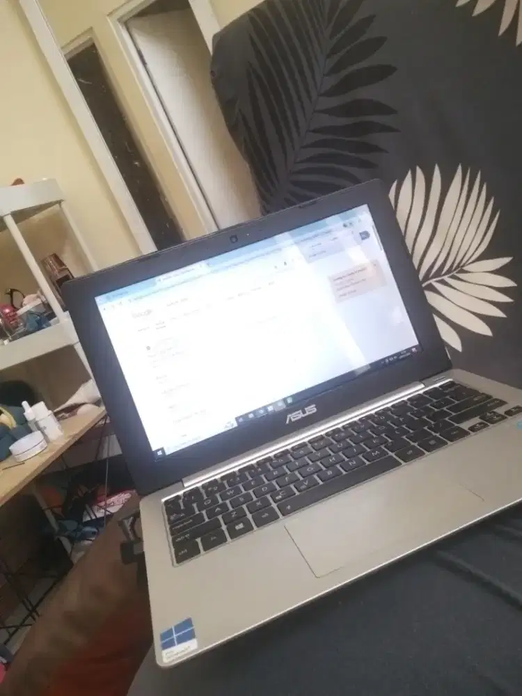 Dijual laptop 12 inch .. Merk Asus masi ok mulus normal..