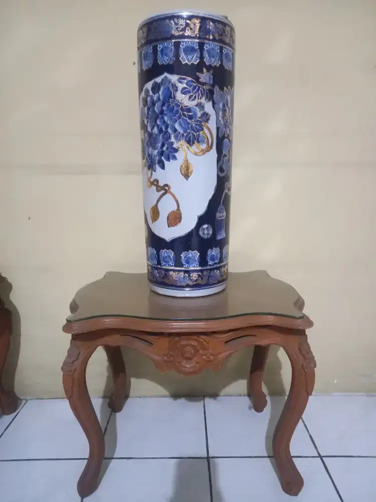 Guci antik plus meja kayu