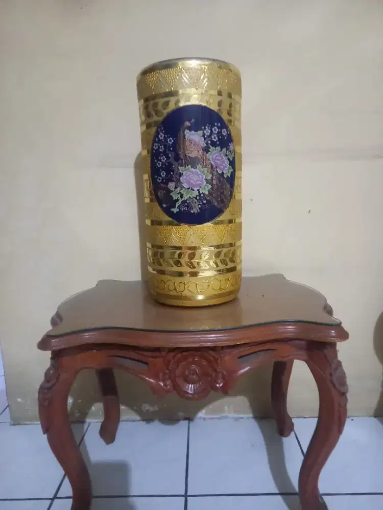 Guci antik plus meja kayu
