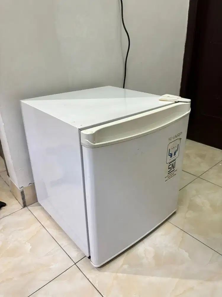 KULKAS MINI PORTABLE MINIBAR SHARP KULKAS KECIL KOST HEMAT LISTRIK