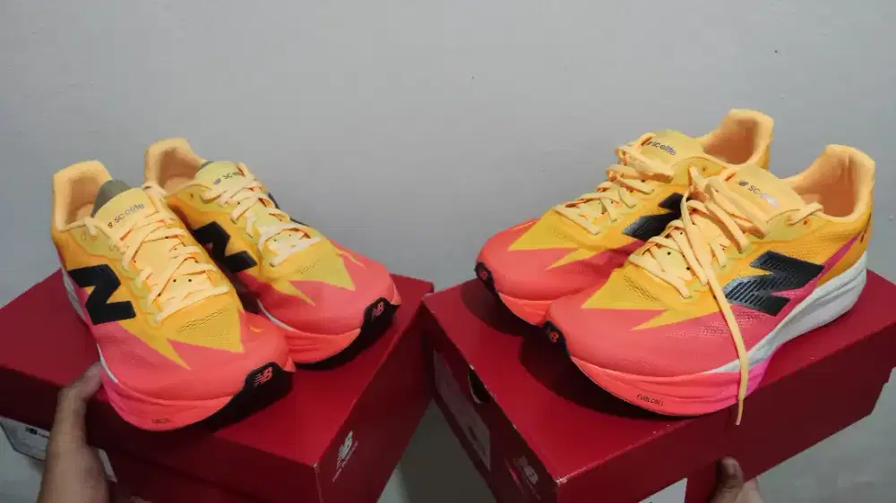 Sepatu Lari New Balance FuelCell SuperComp Elite v5 - Orange