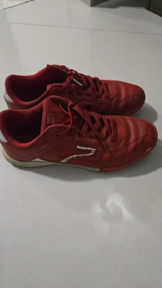 Sepatu futsal homiped