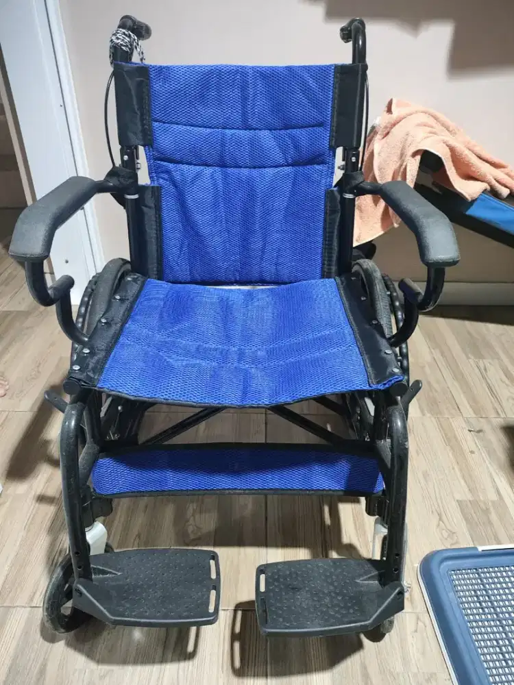 Kursi roda biru