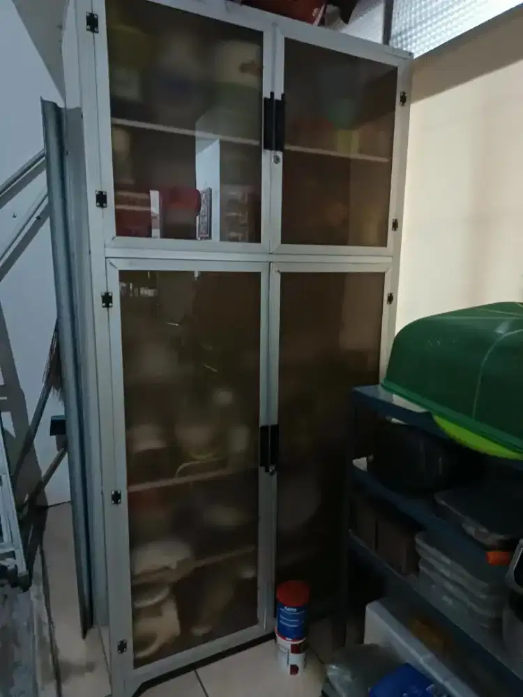 Lemari alumunium piring kaca
