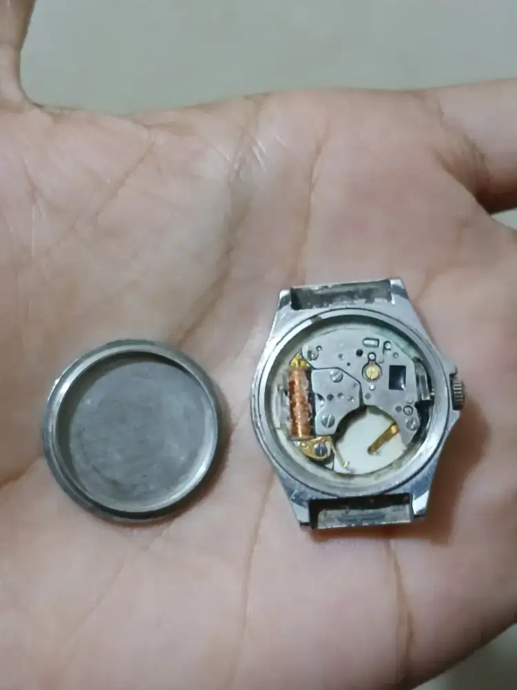 2 jam tangan seiko quartz kondisi off