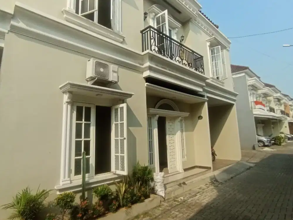 RUMAH TOWNHOUSE SIAP HUNI STRATEGIS — TANJUNG BARAT, LENTENG AGUNG - JAKSEL