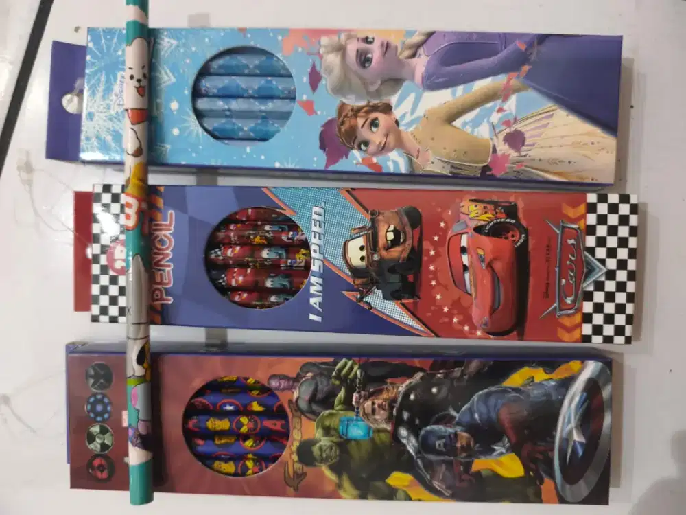 Pensil anak bermotif
