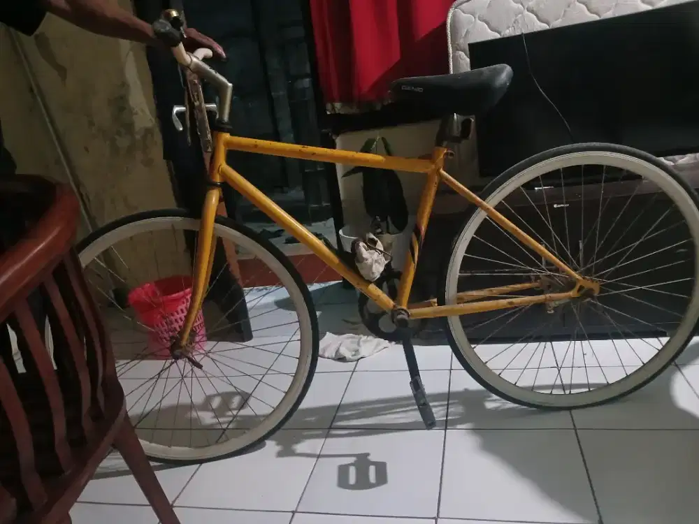 Sepeda fixie dengan rem torpedo