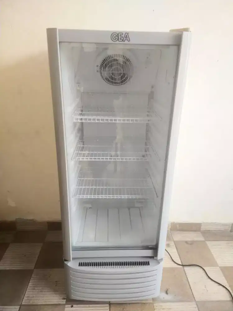 Showcase GEA
Rak 3
mesin ori 

Kapasita 192 L

Not..gak Ad tutup mesin