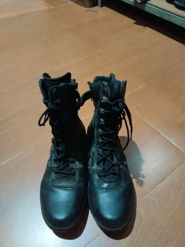 Sepatu boots hitam