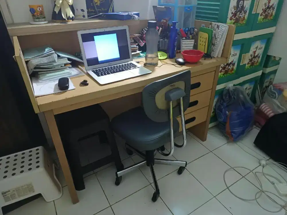 Meja belajar anak