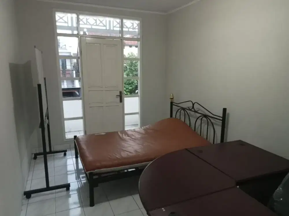 DISEWAKAN RUMAH LUAS POSISI HOOK DI KOMPLEK ANTAPANI ARCAMANIK SANGAT COCOK UNTUK HUNIAN KELUARGA