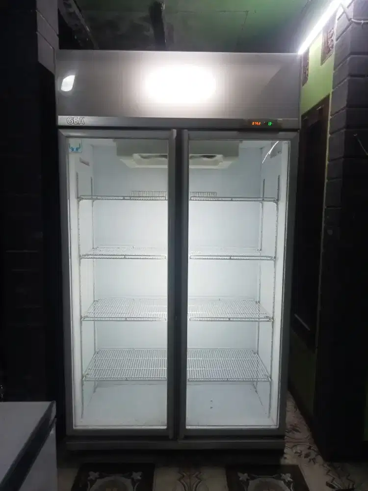 Di Jual showcase 2 pintu merek GEA