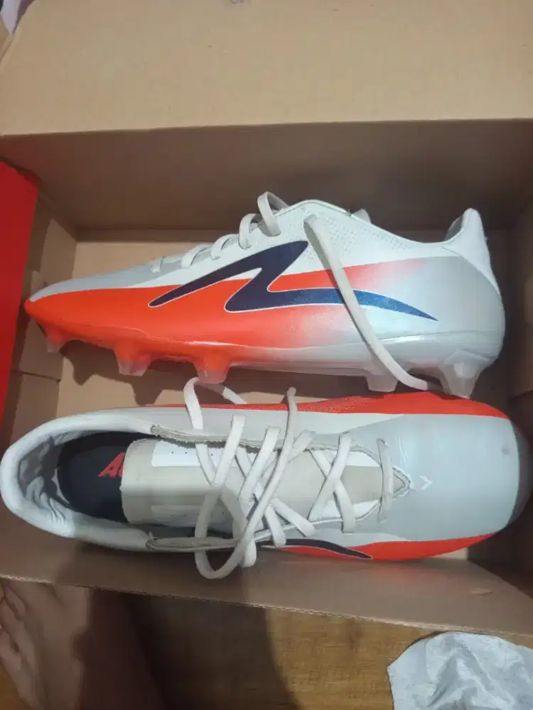 Sepatu sepak bola ukuran 46