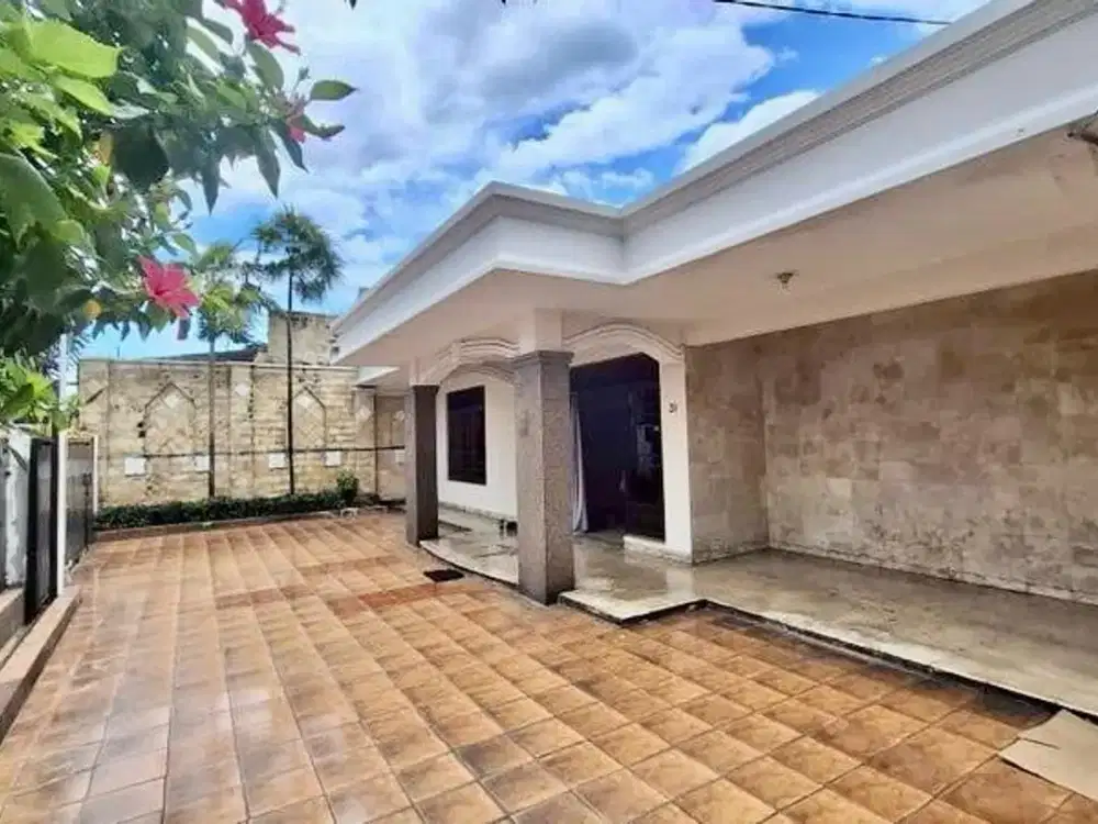 Rumah Tebet Jakarta Selata Posisi Hoek Strategis di Jalan Utama