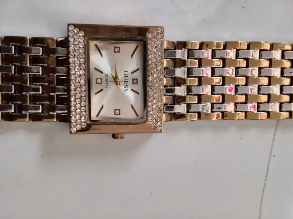 Jam tangan wanita merk guess dari quartz
