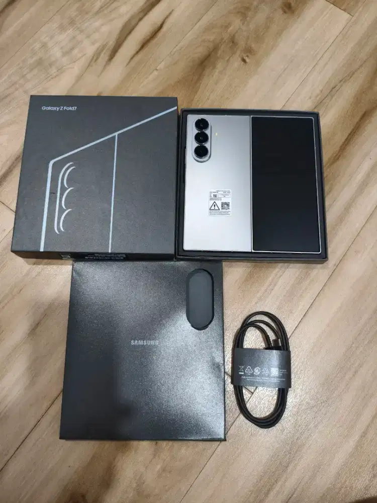 Samsung zfold 7 12/256 fullset,Nominus(lecet dent pemakaian)NETT,PLUIT