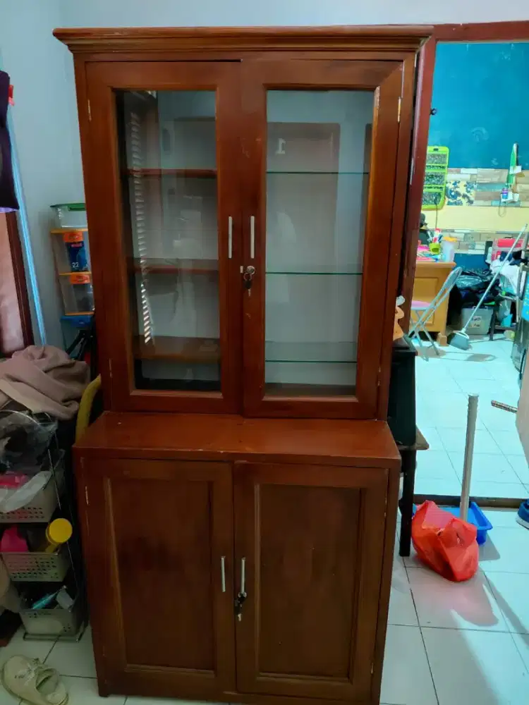 Lemari Etalase kaca.di tempat yang luas.