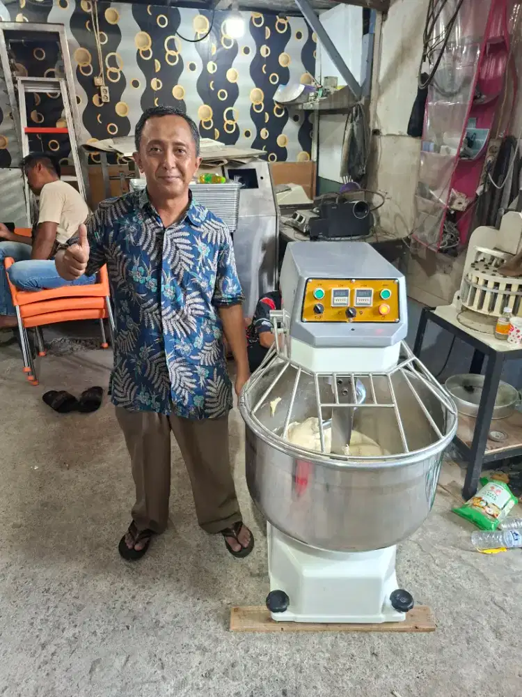 Spiral mixer roti 38 kg tepung (1.5 bal) merk first bake Taiwan murah