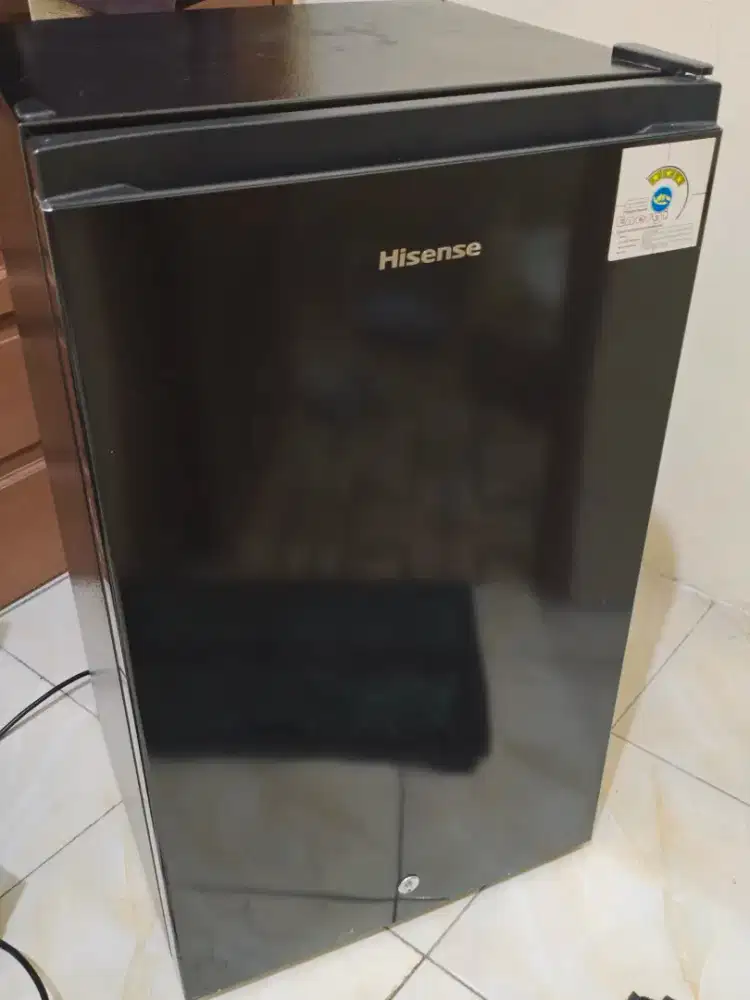 kulkas Hisense 1 pintu model RR125D4IBN, warna hitam