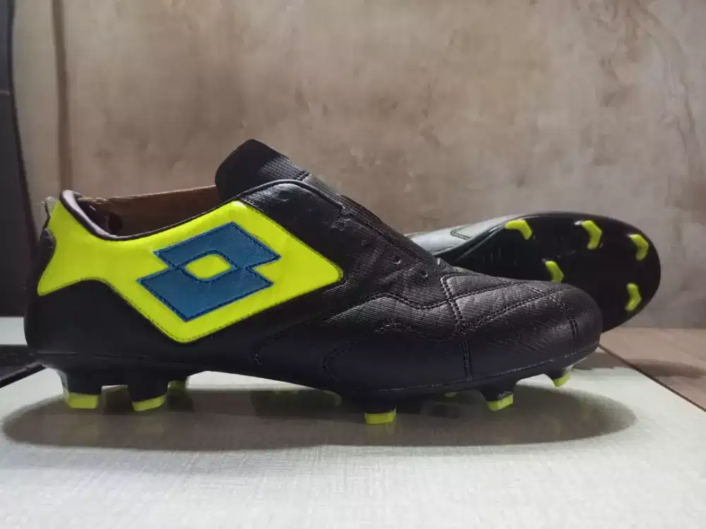 Sepatu Bola kulit sintetis adidas