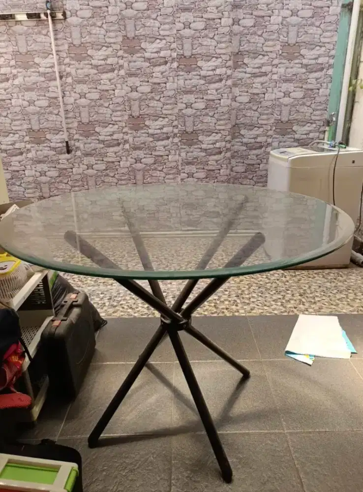 Meja makan kaca bulat