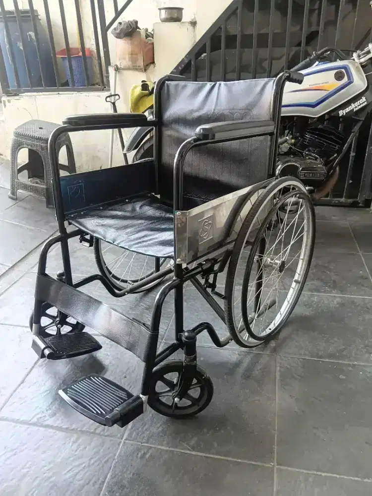 Kursi roda dan tongkat kaki 4