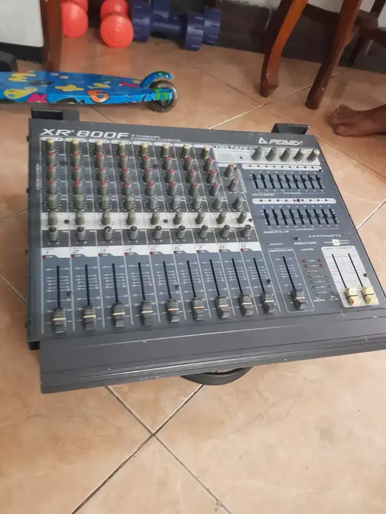 Power mixer Peavey XR800F USA