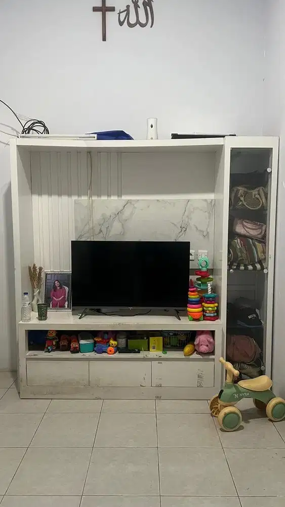 BUFFET TV PUTIH