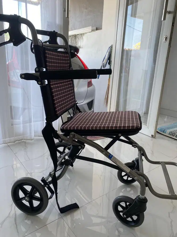 Kursi Roda Lipat