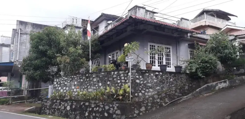 Jual Rumah Strategis dapat bonus tanah 1400 meter atau cash back