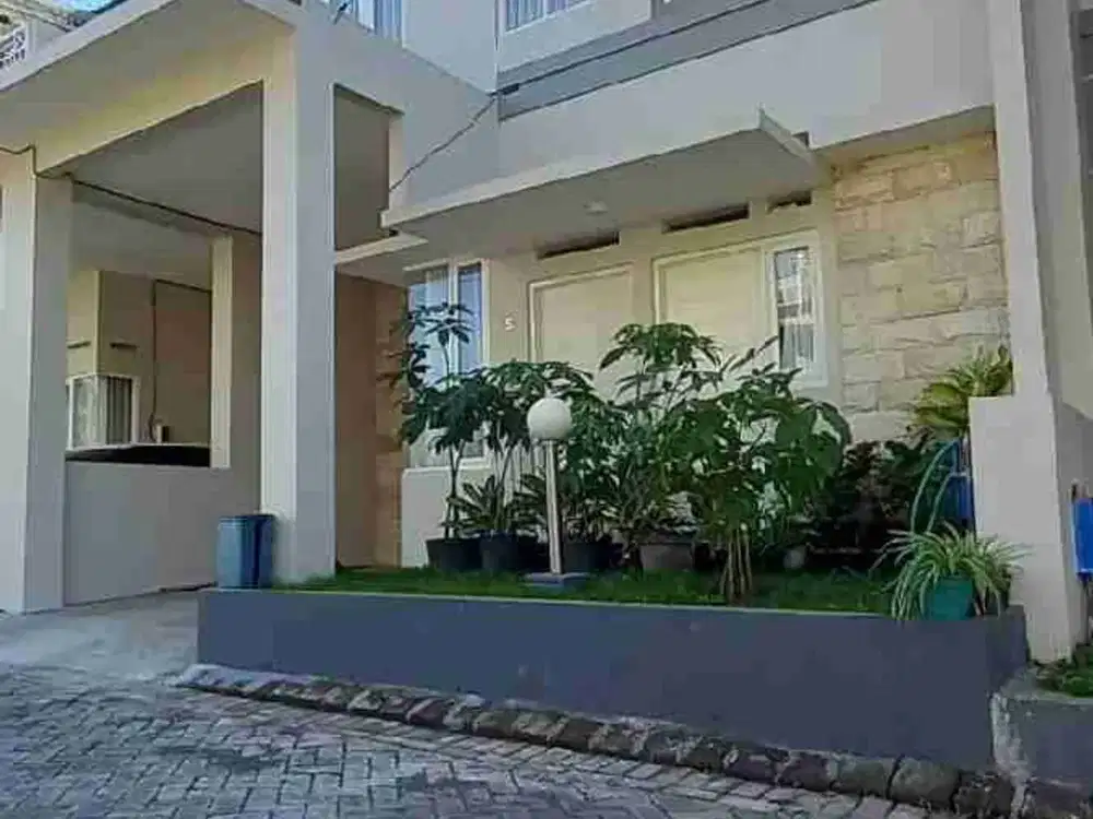 rumah 2 lt di saxofone dekat suhat lingkungan islami selangkah ke masjid, dekat kampus UB Brawijaya dan UNMUH. lingkungan aman sekali dan tenang