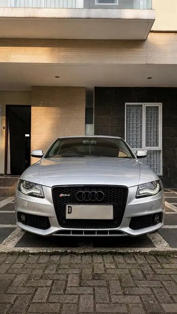 Audi A4 2011 Silver on Black-Low Km, RS4 look, total refreshment